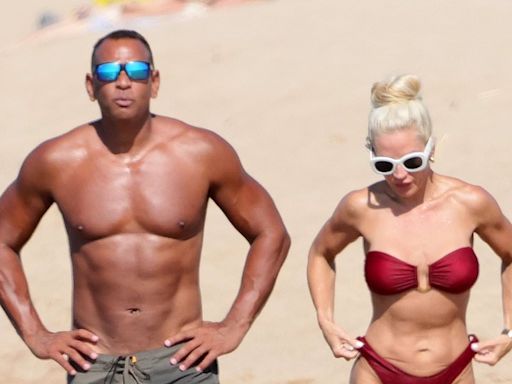 Alex Rodriguez shows off physique with girlfriend Jaclyn Cordeiro