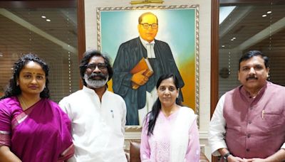 Jharkhand's Hemant Soren Meets Arvind Kejriwal's Wife In Delhi