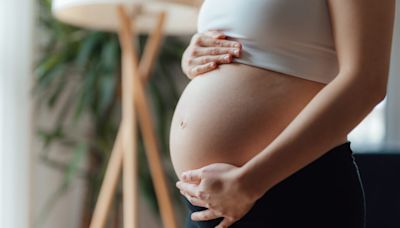 No, Missouri law does not require a pregnant woman to stay with her husband