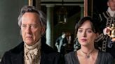 “Persuasion” es un desastre monumental: ¿cómo pudo Netflix equivocarse tanto con Jane Austen?