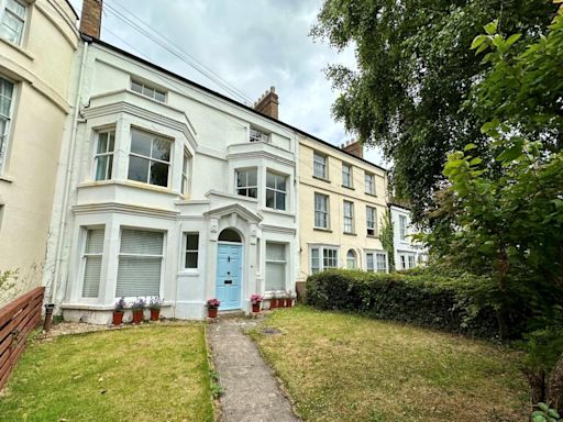 A handsome Georgian residence on the edge of Taunton's town centre