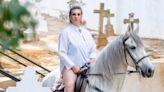 Indignación en Almenar (Lleida) por las fotos de una mujer en bañador a caballo dentro del cementerio