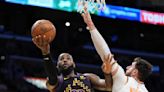 LeBron James lidera triunfo de Lakers ante Suns; enfrentarán a Pelicans en semis de la Copa NBA