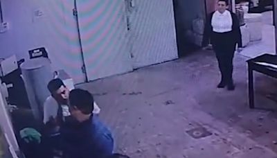 Brutal ataque en un restaurante de Monserrat: un chef se sacó y le puso un cuchillo en el cuello a otro empleado