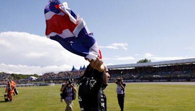 Lewis Hamilton se emociona e quebra protocolo em vitória na Inglaterra