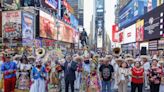 Mexicanos bailan y muestran el orgullo por sus costumbres en el corazón de Times Square