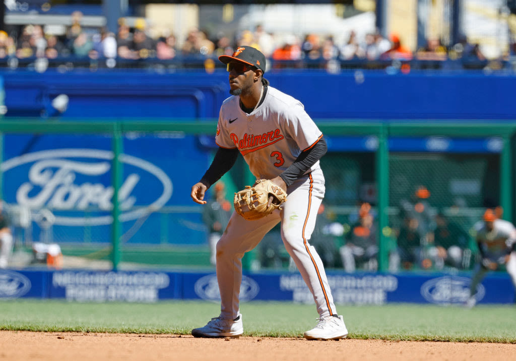 Henderson serves as DH and Mateo gets start at short in series finale in Cincinnati