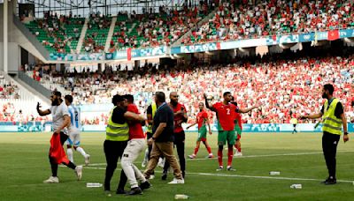 Hinchas marroquíes agreden a los futbolistas argentinos en el polémico debut del fútbol en los JJOO - La Tercera