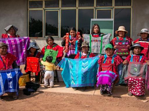 Colectiva de mujeres triquis de Itunyoso buscan precios justos para sus artesanías