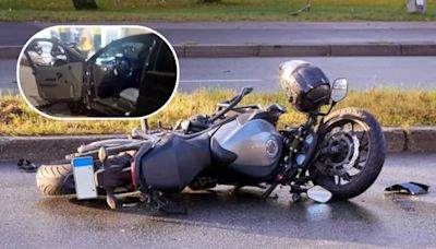 Tres personas que se movilizaban en una motocicleta chocaron contra la puerta de un carro: uno de ellas murió