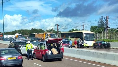 北大嶼山公路雙向俱有車禍 出入機場交通嚴重受阻