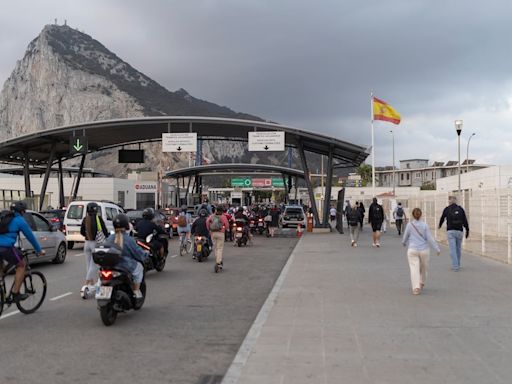 Albares convoca a los alcaldes del Campo de Gibraltar para informarles de la negociación con el Reino Unido