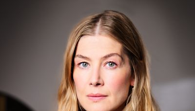 Rosamund Pike to Star in Silicon Valley Thriller Series ‘Thumblite’ at Netflix From Scott Z. Burns, Scott Galloway, Media Res