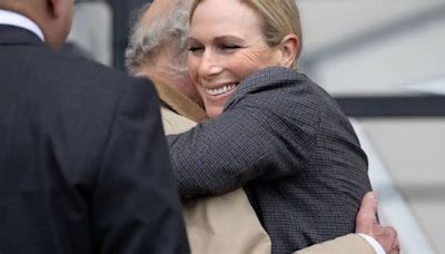 Zara Tindall se come a besos a su tío, Carlos III, tras aparecer por sorpresa en un evento