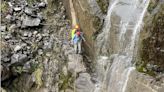 大雨崩塌成水瀑！20名登山遊客受困眠月線