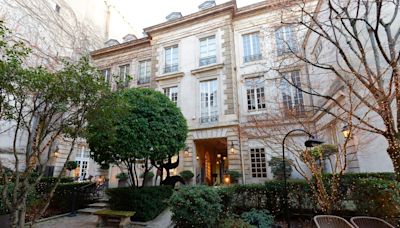 Philippe Bouvard : découvrez son incroyable hôtel particulier avec jardin à Paris (acheté à un marchand d’art)