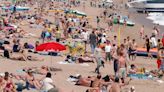 Barcelona inicia la temporada de playa sin duchas por la sequía