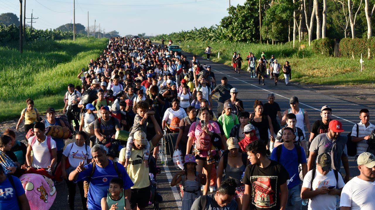 3,000 migrants leave southern Mexico on foot in a new caravan headed for the US border