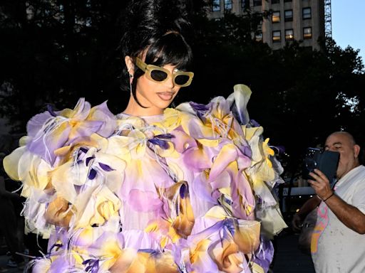 Nicky Hilton, Cardi B y Rowan Blanchard deslumbran en el desfile surrealista y colorido de Marc Jacobs