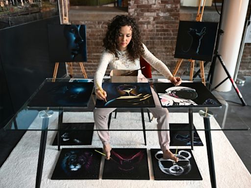 El reto de una artista que utiliza sus manos y pies para pintar diez cuadros simultáneamente