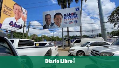 Colocan de nuevo valla publicitaria aplastó vehículos en Santiago al ser derribada por un ventarrón