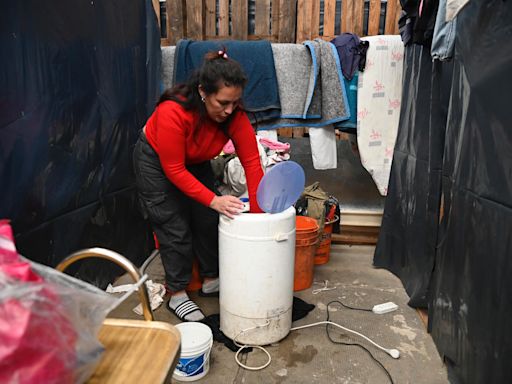 El drama de los evacuados en Concordia: vivir en un box de nylon con dos duchas para 14 familias