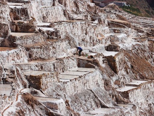 Sal milenaria de Maras: con técnicas ancestrales comunidades de Cusco extraen el producto