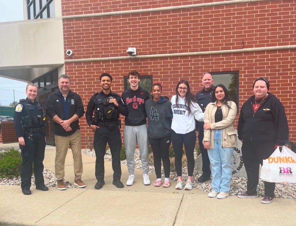 Trinity students send notes of gratitude to Palos Heights police