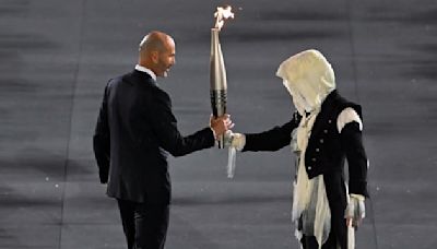 JO 2024: qui était le porteur de flamme masqué parcourant les toits de Paris durant la cérémonie d'ouverture