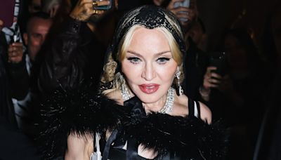 Madonna (66 ans) toujours aussi provoc’ ose un body au décolleté qui déborde avec des collants résille à la Fashion Week de Milan