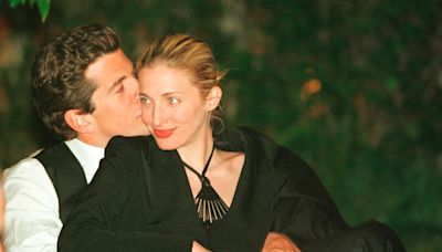 Vestidos negros, labios rojos, camisas blancas: 25 años sin Carolyn Bessette-Kennedy, la reina del estilo minimalista de los noventa