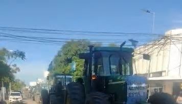 (video) SÁENZ PEÑA - PRIMER "TRACTORAZO" DEL CAMPO CONTRA MILEI: LA PROTESTA CUBRIÓ MÁS DE 20 CUADRAS