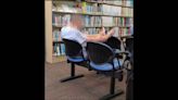 網上熱話｜石塘咀圖書館阿伯赤腳晾椅背 網民：社區設施不足