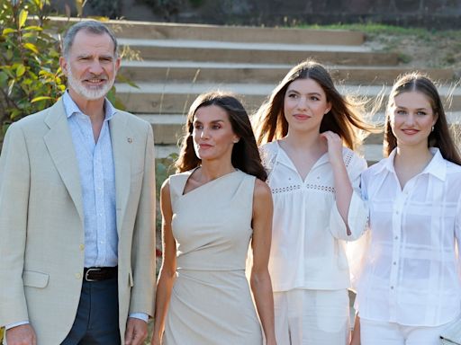 El incómodo momento de los Reyes en el último posado junto a sus hijas, la princesa Leonor y la infanta Sofía