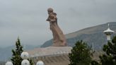 Turkmenistán inaugura una de las estatuas más altas del mundo