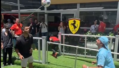 VIDEO: Luis Suárez juega futbol con Carlos Sainz en la previa del Gran Premio de Miami