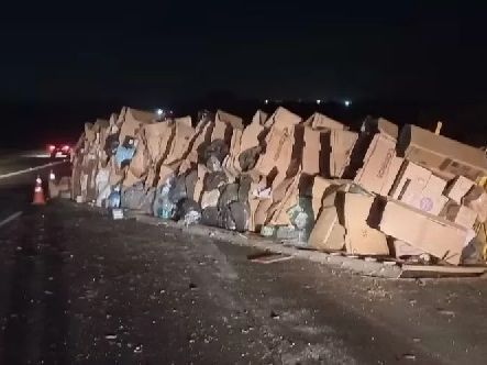 Caminhão dos Correios com doações para vítimas do RS tomba em rodovia de SP