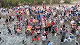 ¡IMPACTANTE! Fieles BAÑAN a SANTO en río por PODEROSO MILAGRO que les cumple