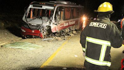 Por fractura fue evacuado a Punta Arenas chofer de bus que chocó a auto de argentino