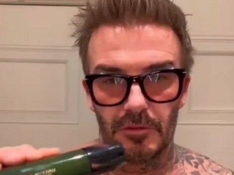 David Beckham promueve los productos de Victoria Beckham con una demostración sin camisa - MARCA USA