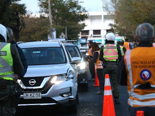 Restricción vehicular hoy, 13 de mayo: autos que no pueden circular en Santiago y calendario de todo el mes