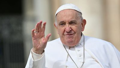 El papa Francisco dice que sus críticos conservadores en la Iglesia tienen una "actitud suicida"