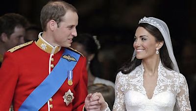 William y Kate celebran su aniversario número 13, y comparten foto de ese día en medio de su más difícil momento familiar