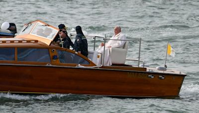 La Nación / Multitud de fieles asiste a misa del papa Francisco en Venecia