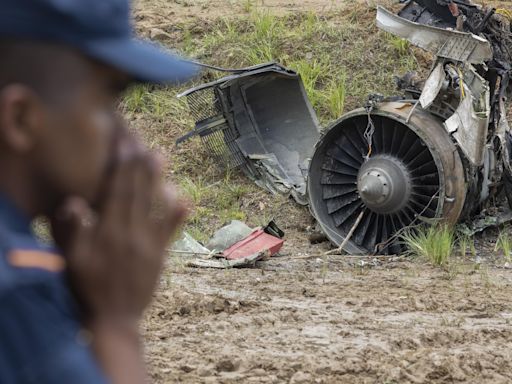 Mueren 19 pasajeros al estrellarse un avión en Nepal, uno de los países más peligrosos para volar; sobrevive el piloto