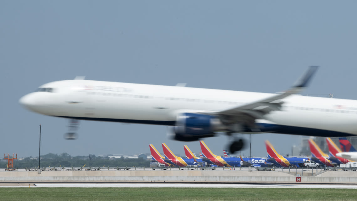 Air-traffic controller at fault for a near-collision at Austin airport, investigators say