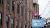 Una "lluvia" de elefantes de juguete en paracaídas anima el barrio de Dumbo (Brooklyn)