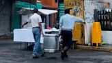 Hombre se viraliza por ayudar a tamalero a poner su puesto para ser atendido rápido