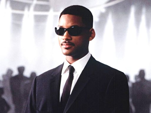 Will Smith se viste de ‘Men in Black’ para cantar la canción de la película en pleno concierto de J Balvin