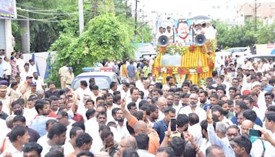 Tearful adieu to people’s leader D. Srinivas in Nizamabad, CM Revanth Reddy visits residence, pays tributes